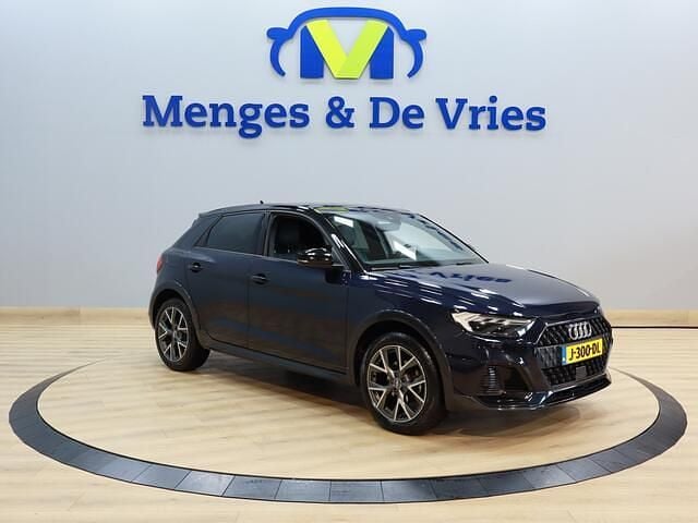 Blauw (metallic) Gebruikt 2020 Audi A1 Design Hatchback | € 15.995 (Eerlijke prijs) - Afbeelding 1/3