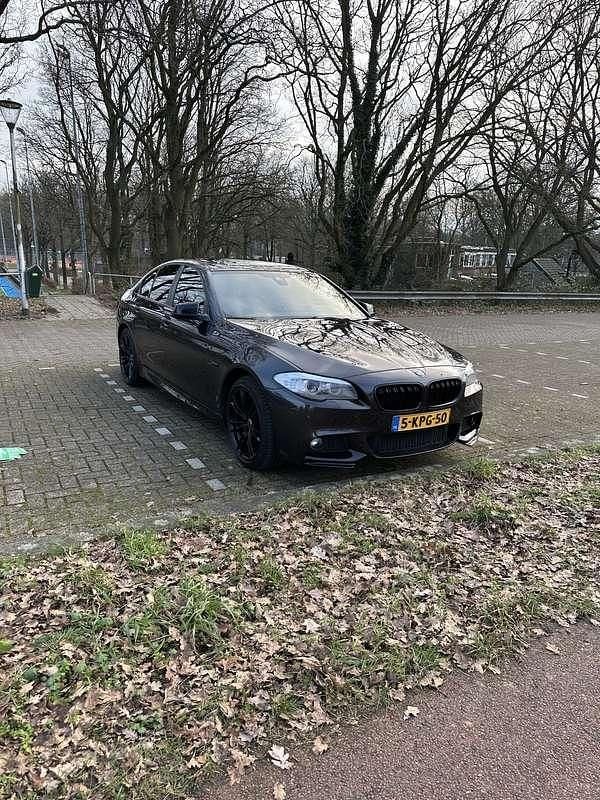 Grijs Occasion 2013 BMW 520 Sedan | € 16.000 (Duur) - Afbeelding 1/4