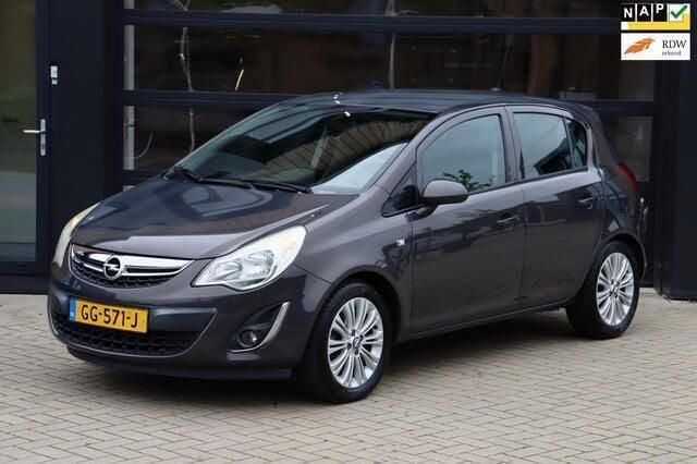Grijs Gebruikt 2013 Opel Corsa Cosmo Hatchback | € 5.495 (Eerlijke prijs) - Afbeelding 1/4