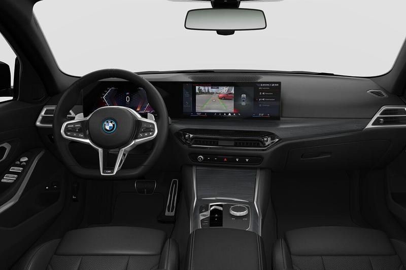 Nieuw BMW 330e M Sport 292 PK (214 kW) 2026 Saphirschwarz metallic (zwart metallic) Stationwagen