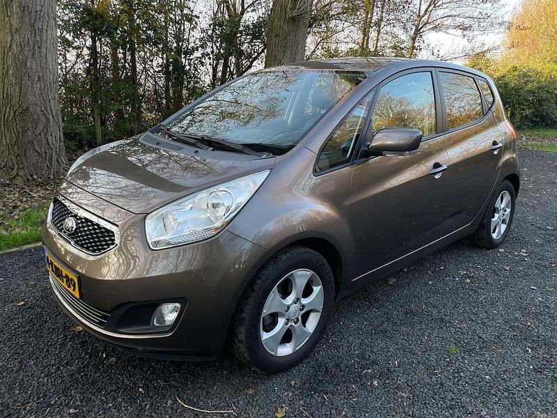 Bruin (metallic) Gebruikt 2013 Kia Venga Hatchback | € 9.995 (Goede deal) - Afbeelding 1/4