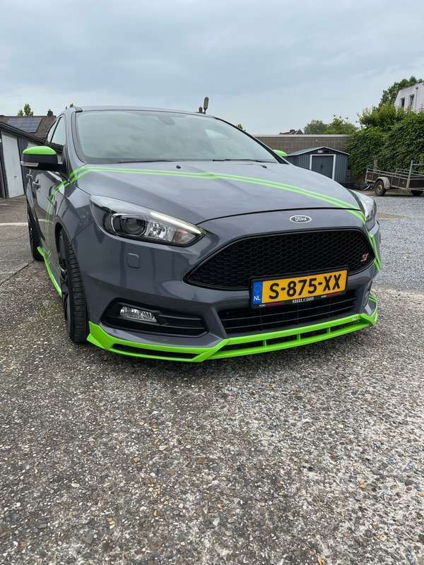 Grijs Gebruikt 2017 Ford Focus ST Hatchback | € 17.999 (Goede deal) - Afbeelding 1/4