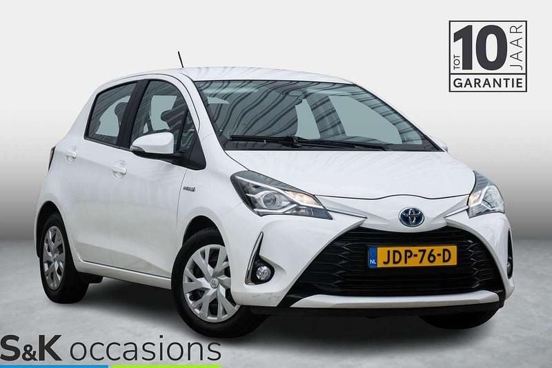 Wit Occasion 2020 Toyota Yaris Hybrid Hatchback | € 12.950 (Super prijs) - Afbeelding 1/4
