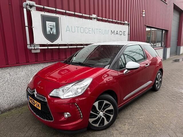 Rood (metallic) Occasion 2013 Citroën DS3 Business Class Hatchback | € 4.450 (Eerlijke prijs) - Afbeelding 1/4