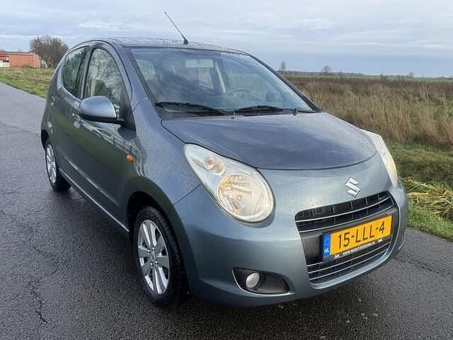 Grijs (metallic) Gebruikt 2010 Suzuki Alto Exclusive Hatchback | € 1.999 (Eerlijke prijs) - Afbeelding 1/4