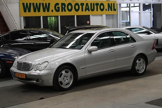 Grijs, metallic lak Gebruikt 2000 Mercedes C240 Elegance Sedan | € 3.944 (Goede deal) - Afbeelding 1/4