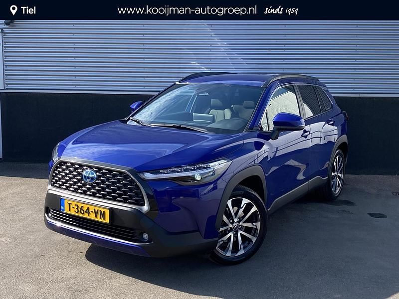 Cobalt blue metallic (blauw metallic) Gebruikt 2023 Toyota Corolla Cross Edition SUV | € 36.900 (Eerlijke prijs) - Afbeelding 1/4