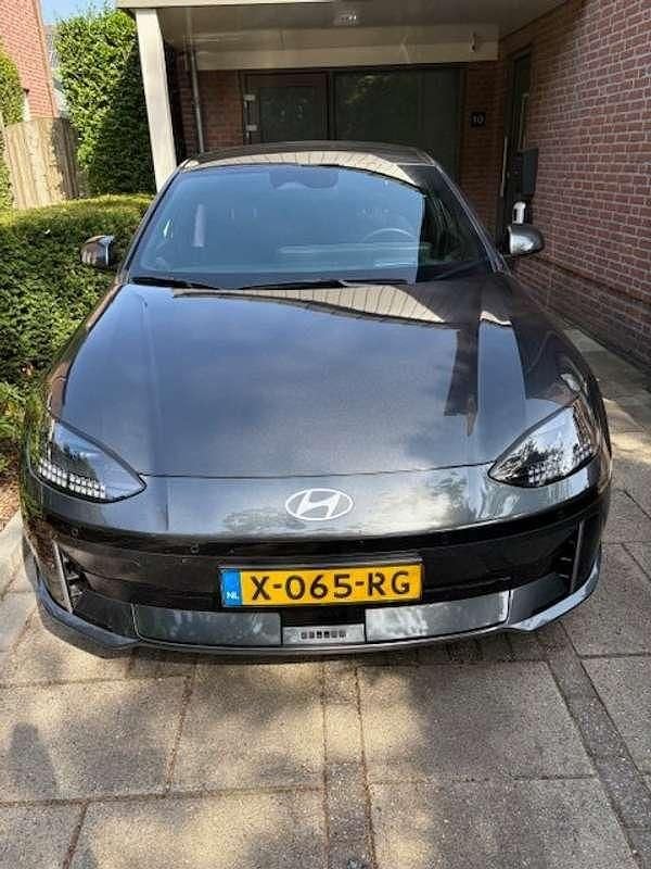 Grijs Gebruikt 2024 Hyundai Ioniq 6 Sedan | € 34.950 (Eerlijke prijs) - Afbeelding 1/4