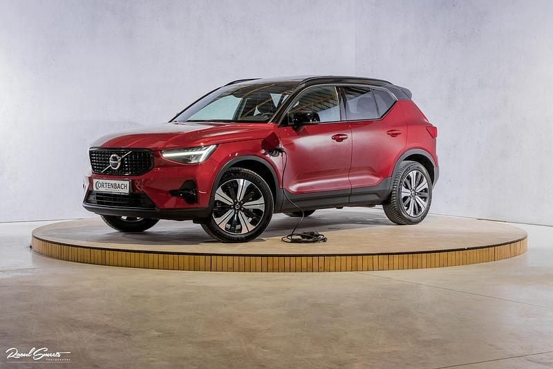 Rood, metallic lak Gebruikt 2022 Volvo XC40 Ultimate SUV | € 37.990 (Eerlijke prijs) - Afbeelding 1/4