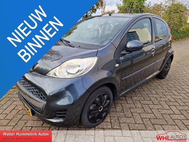 Grijs Gebruikt 2010 Peugeot 107 Urban Move Hatchback | € 3.350 (Eerlijke prijs) - Afbeelding 1/4