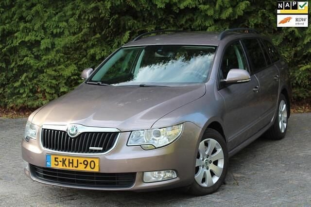 Grijs Gebruikt 2014 Skoda Superb Business Line Stationwagen | € 5.950 - Afbeelding 1/4
