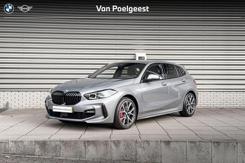 Skyscraper grey metallic (grijs metallic) Gebruikt 2024 BMW 118 Executive Hatchback | € 33.900 (Goede deal) - Afbeelding 1/4