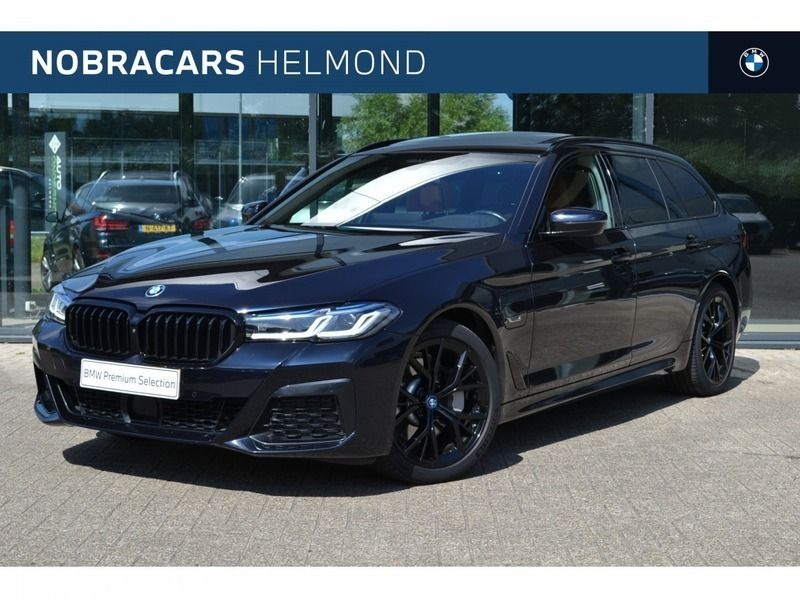M carbonschwarz (donker zwart metallic) Gebruikt 2022 BMW 530e Comfort Edition Stationwagen | € 46.950 (Iets duurder) - Afbeelding 1/4