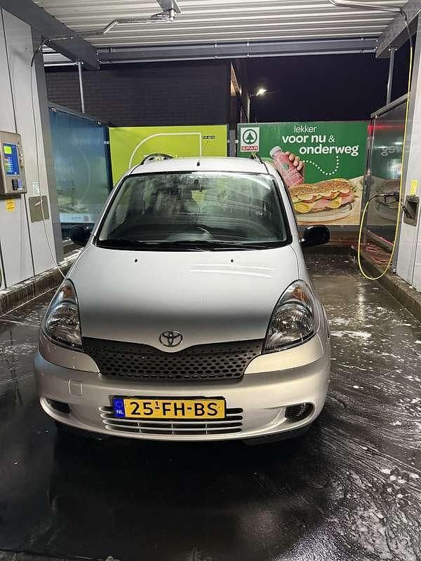Grijs Occasion 2000 Toyota Yaris Luna Stationwagen | € 1.950 (Goede deal) - Afbeelding 1/4