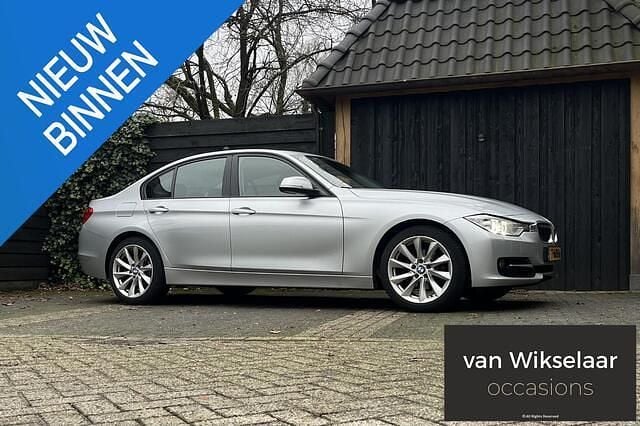 Grijs Gebruikt 2013 BMW 320 Sport Line Sedan | € 13.495 (Eerlijke prijs) - Afbeelding 1/4