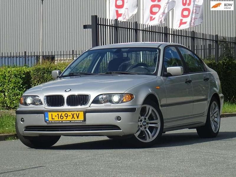 Grijs Gebruikt 2003 BMW 316 Sedan | € 2.999 (Eerlijke prijs) - Afbeelding 1/4