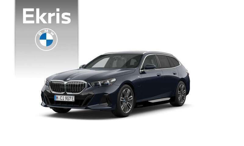 Zwart, metallic lak Nieuw 2024 BMW 530e M Sport Stationwagen | € 79.056 - Afbeelding 1/4