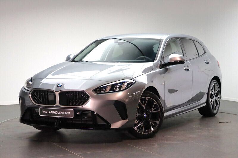 Skyscraper grey Nieuw 2025 BMW 120 M Sport Hatchback | € 47.427 (Super prijs) - Afbeelding 1/4
