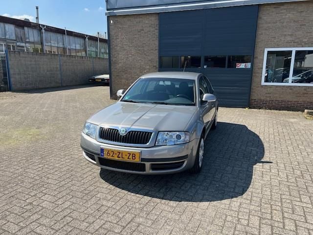Beige Gebruikt 2008 Skoda Superb Sedan | € 2.950 - Afbeelding 1/4