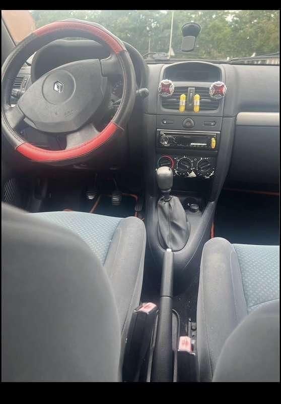 Rood Gebruikt 2006 Renault Clio II Hatchback | € 750 (Goede deal) - Afbeelding 1/4