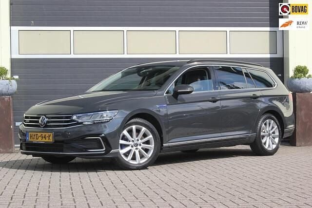 Grijs, metallic lak Gebruikt 2021 VW Passat Business Stationwagen | € 22.900 (Goede deal) - Afbeelding 1/4