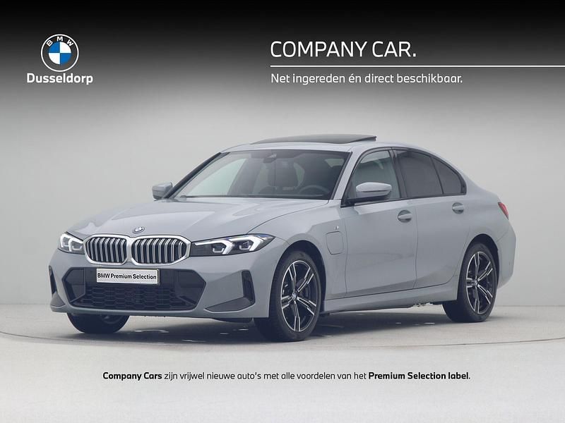 Zwart, metallic lak Occasion 2024 BMW 330e M Sport Sedan | € 51.950 (Iets duurder) - Afbeelding 1/4