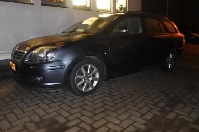 Grijs (metallic) Occasion 2007 Toyota Avensis Luna Stationwagen | € 2.250 (Goede deal) - Afbeelding 1/4