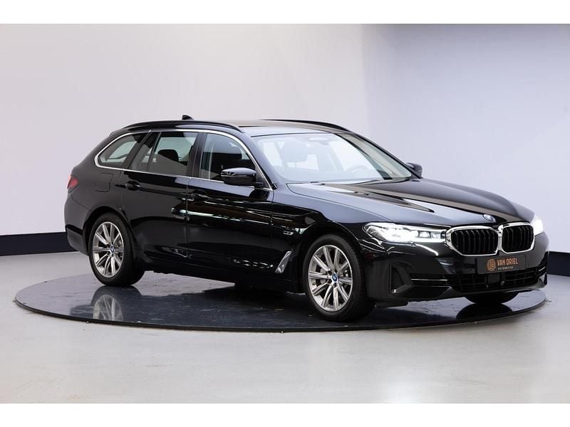 Zwart Gebruikt 2023 BMW 530 Executive Stationwagen | € 42.950 (Eerlijke prijs) - Afbeelding 1/4