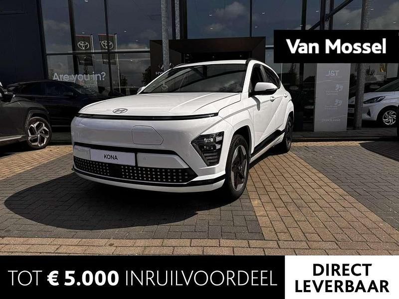 Wit Nieuw 2025 Hyundai Kona Comfort SUV | € 42.940 (Duur) - Afbeelding 1/4