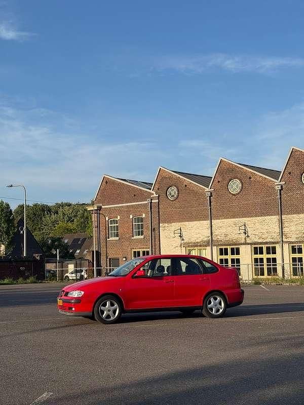 Rood Gebruikt 2000 Seat Cordoba Hatchback | € 950 - Afbeelding 1/4