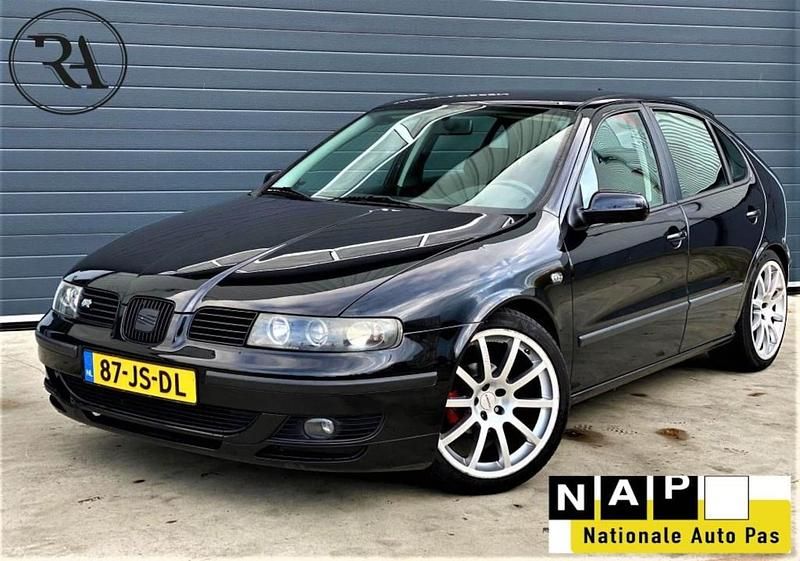 Zwart (metallic) Occasion 2002 Seat Leon Hatchback | € 1.750 (Iets duurder) - Afbeelding 1/4