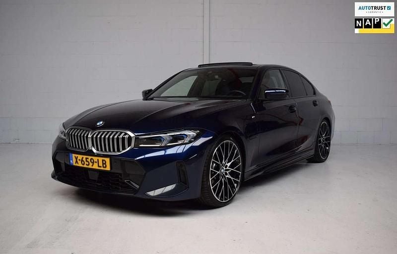 Blauw Gebruikt 2023 BMW 330e Performance Sedan | € 45.945 (Eerlijke prijs) - Afbeelding 1/4