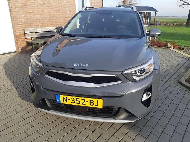 Grijs Occasion 2021 Kia Stonic SUV | € 15.995 (Goede deal) - Afbeelding 1/4