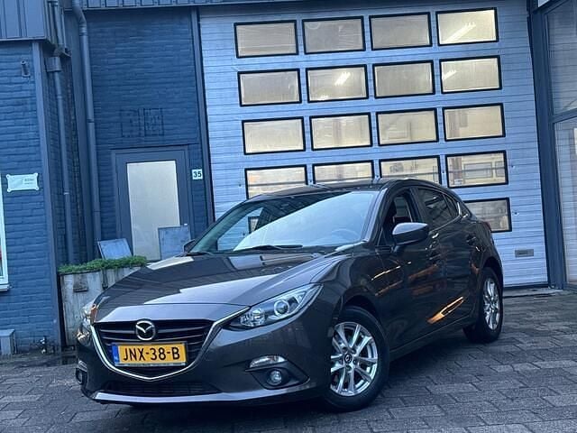Bruin Occasion 2015 Mazda 3 Hatchback | € 9.995 (Goede deal) - Afbeelding 1/4