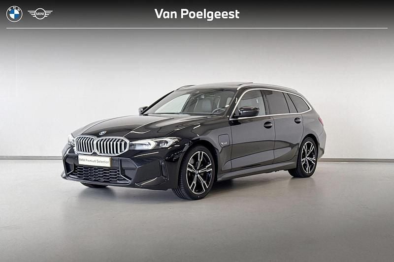 Zwart Gebruikt 2023 BMW 330e M Sport Stationwagen | € 39.495 (Eerlijke prijs) - Afbeelding 1/4