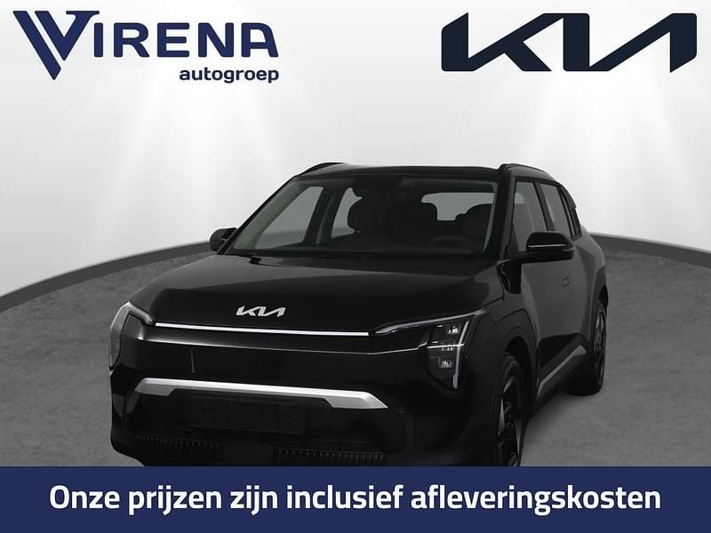 Zwart Nieuw 2024 Kia EV3 3 SUV | € 37.790 (Eerlijke prijs) - Afbeelding 1/4