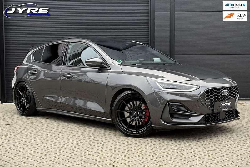 Grijs Occasion 2022 Ford Focus ST Hatchback | € 42.995 (Duur) - Afbeelding 1/4