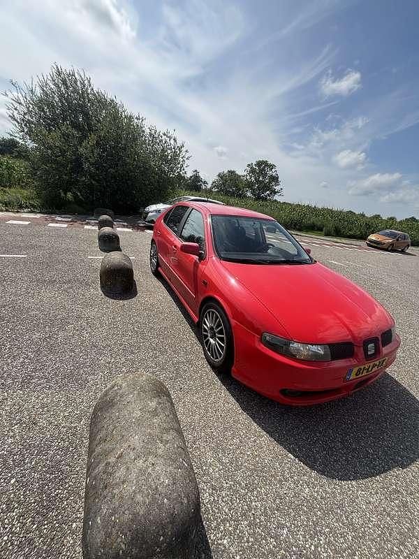 Rood Gebruikt 2003 Seat Leon Hatchback | € 3.000 (Eerlijke prijs) - Afbeelding 1/4