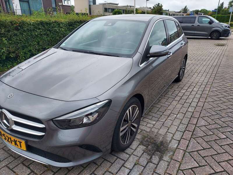 Grijs Gebruikt 2022 Mercedes B180 Luxury MPV | € 31.900 (Iets duurder) - Afbeelding 1/4