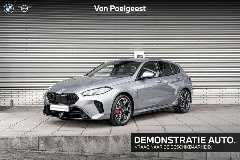 Skyscraper grey metallic (c4w) (grijs metallic) Gebruikt 2025 BMW 120 M Sport Hatchback | € 49.886 - Afbeelding 1/4