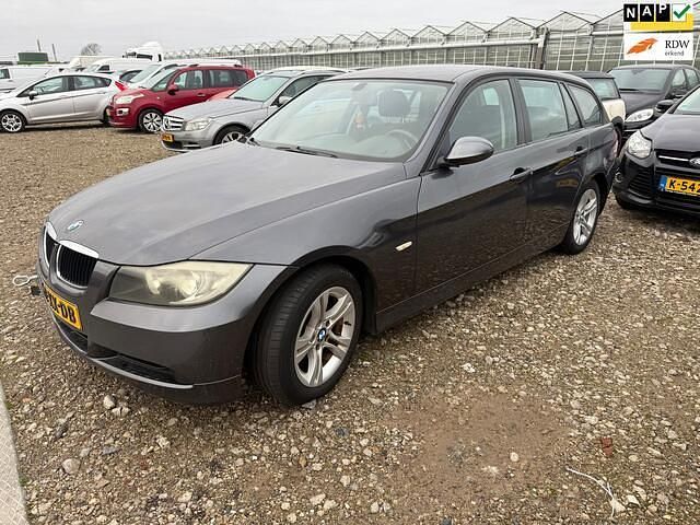 Grijs Occasion 2007 BMW 318 Stationwagen | € 999 (Super prijs) - Afbeelding 1/4