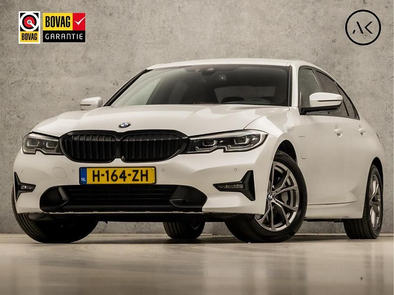 Wit Gebruikt 2020 BMW 330e Sport Line Sedan | € 23.445 (Eerlijke prijs) - Afbeelding 1/4