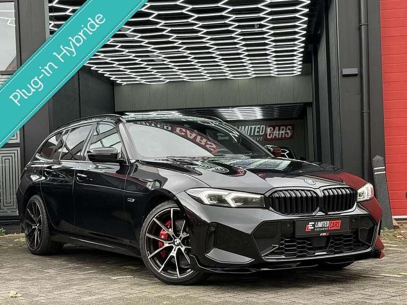 Zwart Occasion 2023 BMW 330e M Sport Stationwagen | € 40.950 (Goede deal) - Afbeelding 1/4
