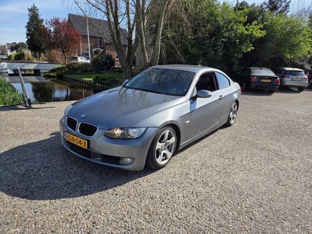 Grijs Gebruikt 2008 BMW 320 Coupé | € 5.950 (Eerlijke prijs) - Afbeelding 1/4