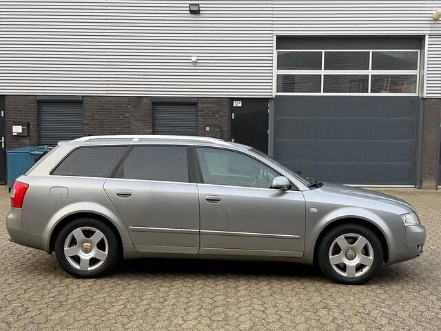 Grijs (metallic) Gebruikt 2003 Audi A4 Proline Stationwagen | € 899 (Super prijs) - Afbeelding 1/4