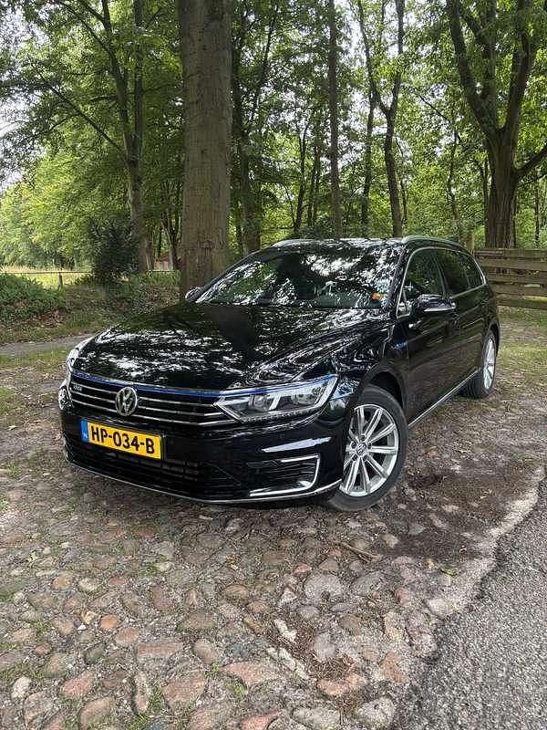Zwart Occasion 2015 VW Passat Highline Stationwagen | € 12.500 (Goede deal) - Afbeelding 1/4