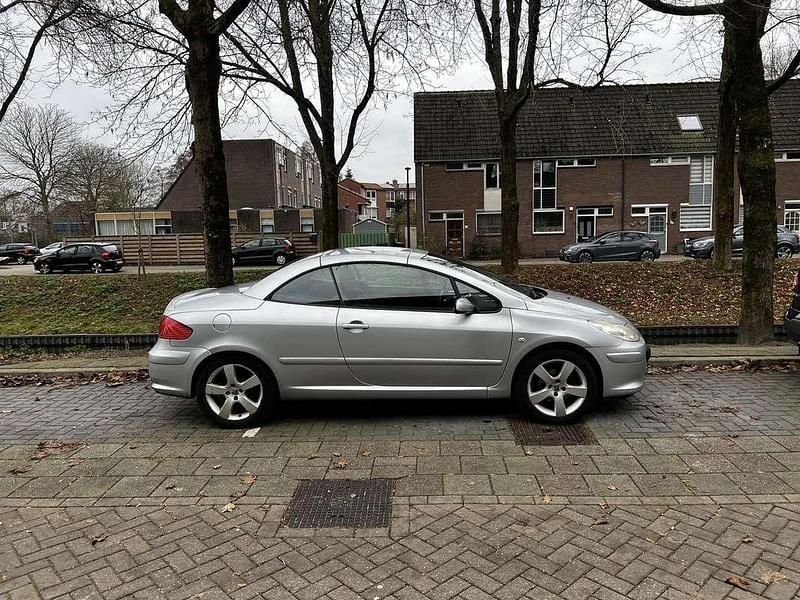 Grijs Gebruikt 2008 Peugeot 307 CC Cabriolet | € 2.950 (Eerlijke prijs) - Afbeelding 1/4