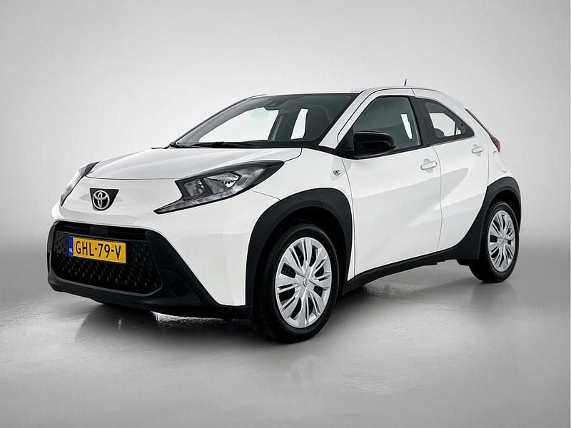 Wit Gebruikt 2024 Toyota Aygo X Play SUV | € 17.945 - Afbeelding 1/4