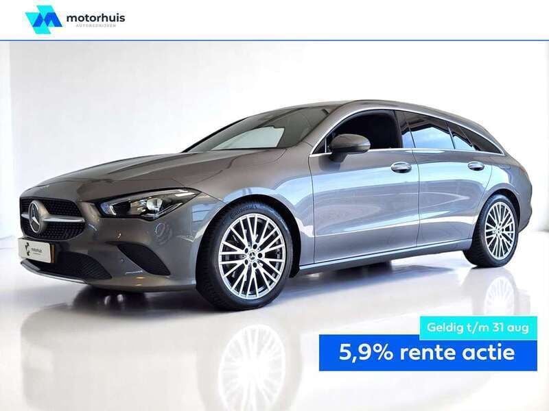 Grijs, metallic lak Gebruikt 2023 Mercedes CLA200 Shooting Brake Luxury Stationwagen | € 32.930 - Afbeelding 1/4
