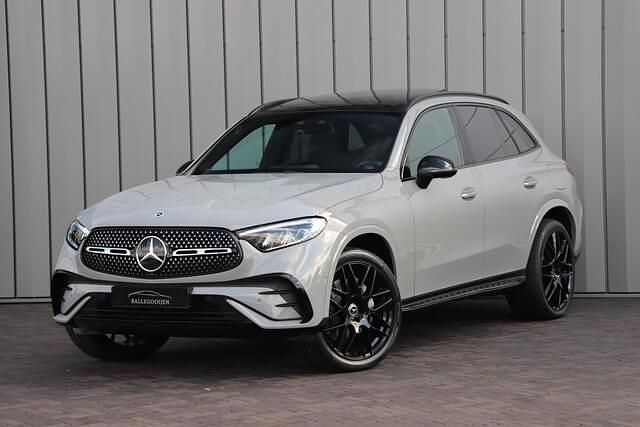Grijs Gebruikt 2024 Mercedes GLC300 AMG SUV | € 74.500 - Afbeelding 1/4